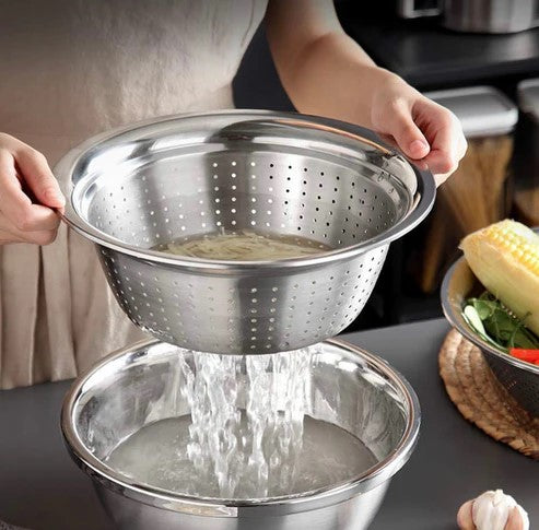 Stainless Steel Bowl With Strainer